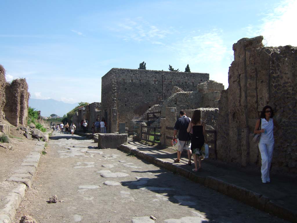 Via dell’Abbondanza, Pompeii. September 2005. Looking east. II.3.3, on right.