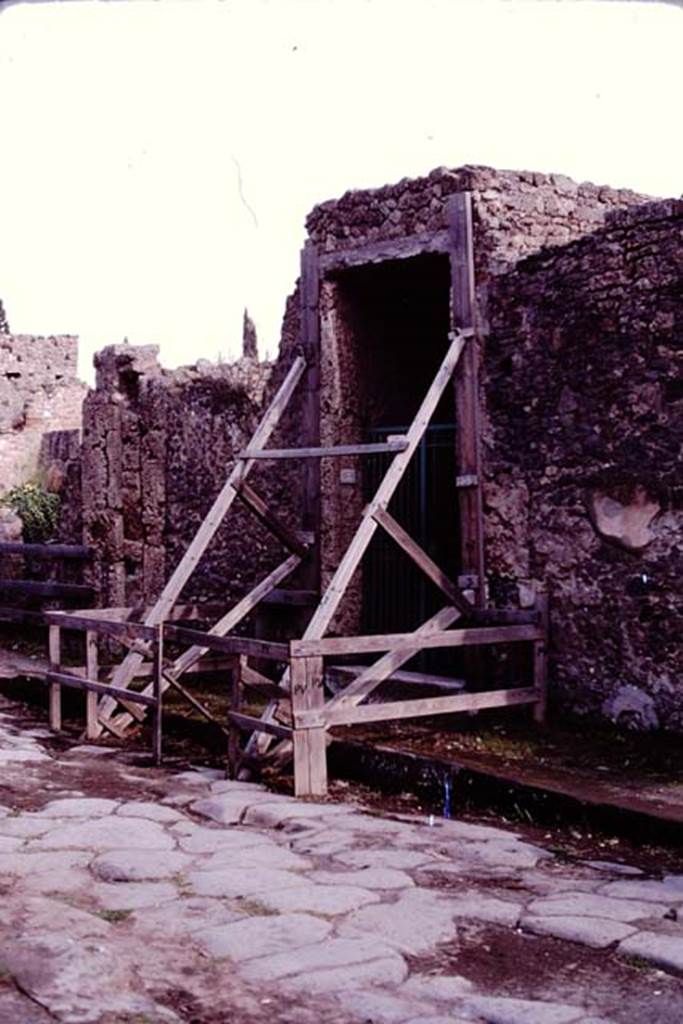 II.3.3 Pompeii, 1982 or 1983. Looking towards entrance doorway on south side of Via dell’Abbondanza.
Source: The Wilhelmina and Stanley A. Jashemski archive in the University of Maryland Library, Special Collections (See collection page) and made available under the Creative Commons Attribution-Non Commercial License v.4. See Licence and use details. J80f0461