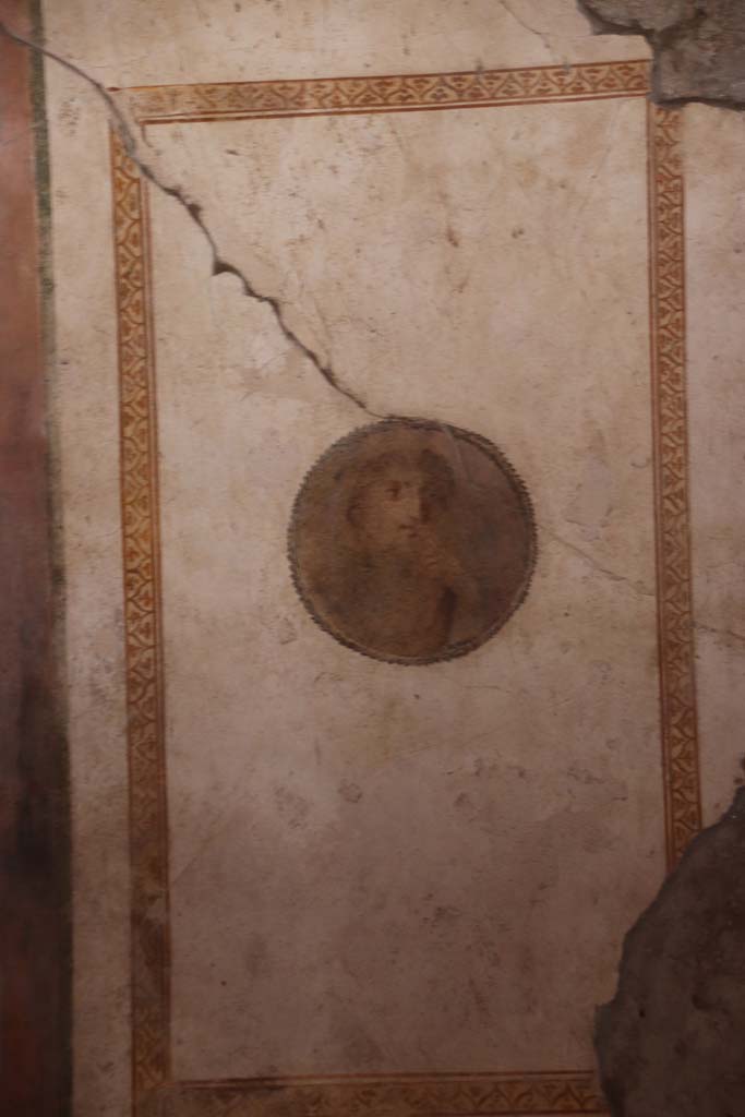 II.3.3. Pompeii. September 2017. Room 4, painted medallion from north end of east wall.
Photo courtesy of Klaus Heese.
