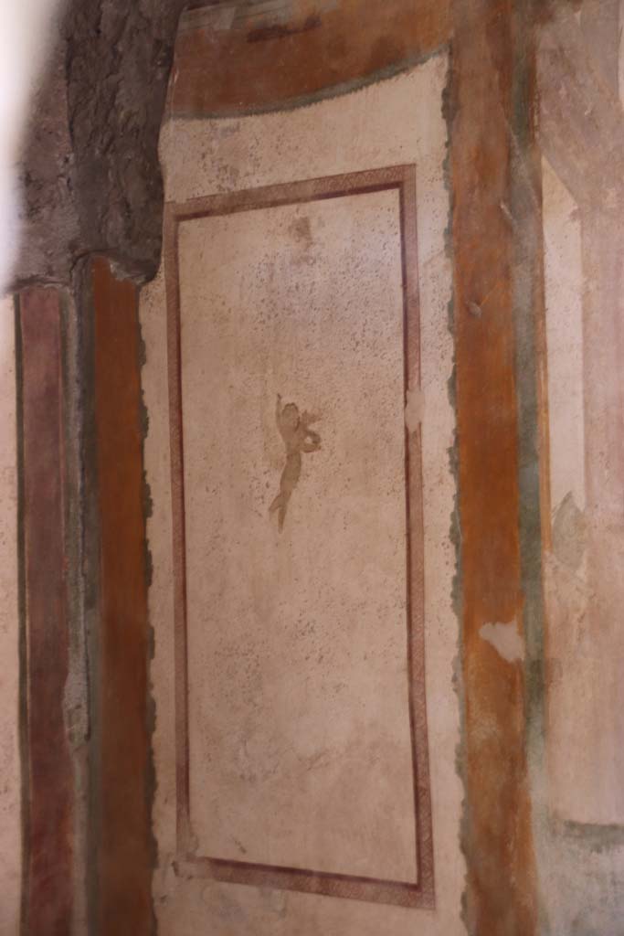 II.3.3. Pompeii. September 2017. Room 4, painted cupid from east end of south wall.
Photo courtesy of Klaus Heese.