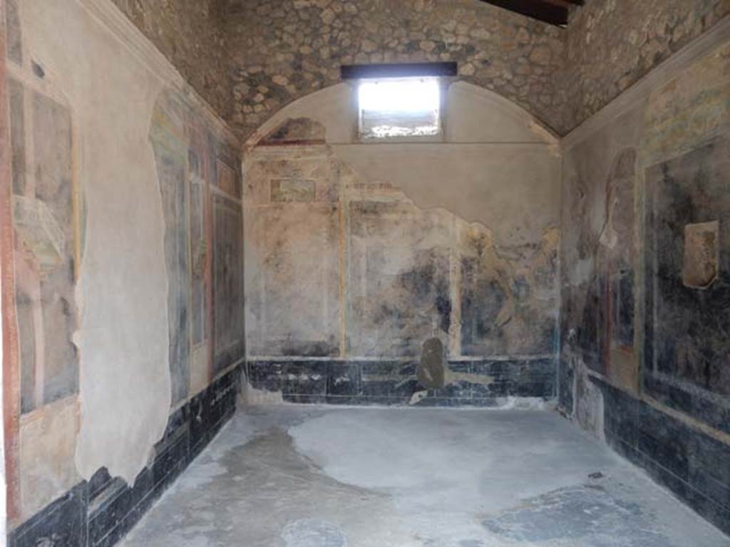 II.3.3 Pompeii. May 2016. Room 6, looking west from entrance doorway. Photo courtesy of Buzz Ferebee.