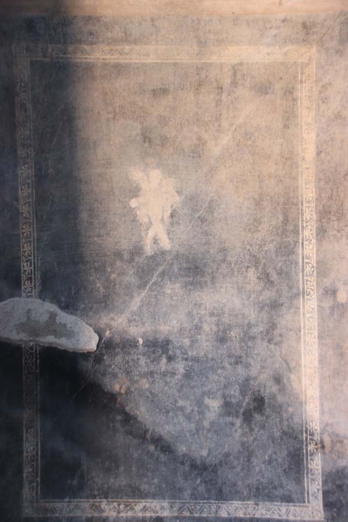 II.3.3 Pompeii. September 2017. Room 6, detail of black panel on east side of south wall.
Photo courtesy of Klaus Heese.