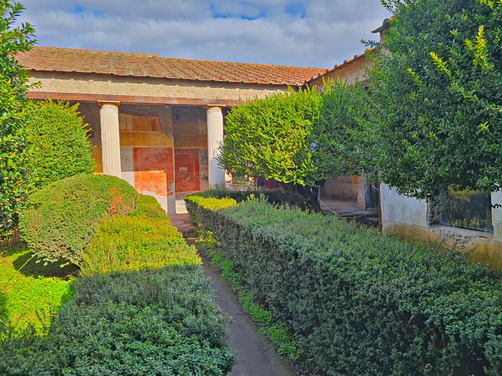 II.3.3 Pompeii. March 2024. Looking across garden towards north portico and doorway to atrium. Photo courtesy of Giuseppe Ciaramella.