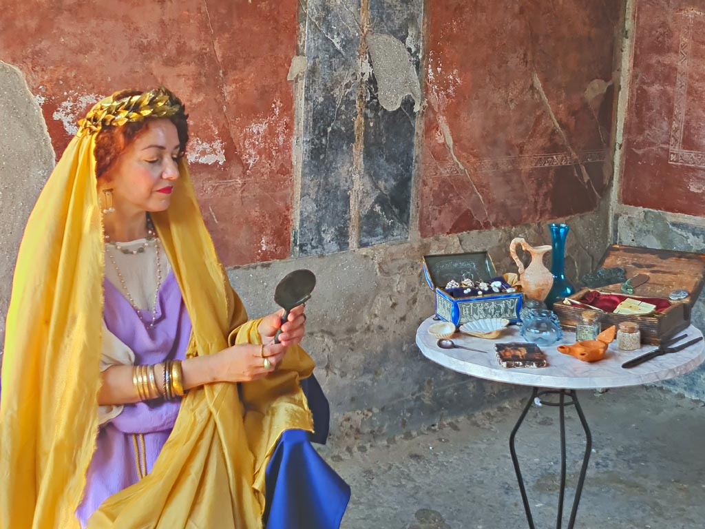 II.3.3 Pompeii. 8th June 2024. Room 11, actor dressed and playing the part of an ancient pompeian. Photo courtesy of Giuseppe Ciaramella.
Historical reconstruction entitled L’altra Pompei prende vita (The other Pompeii comes to life).