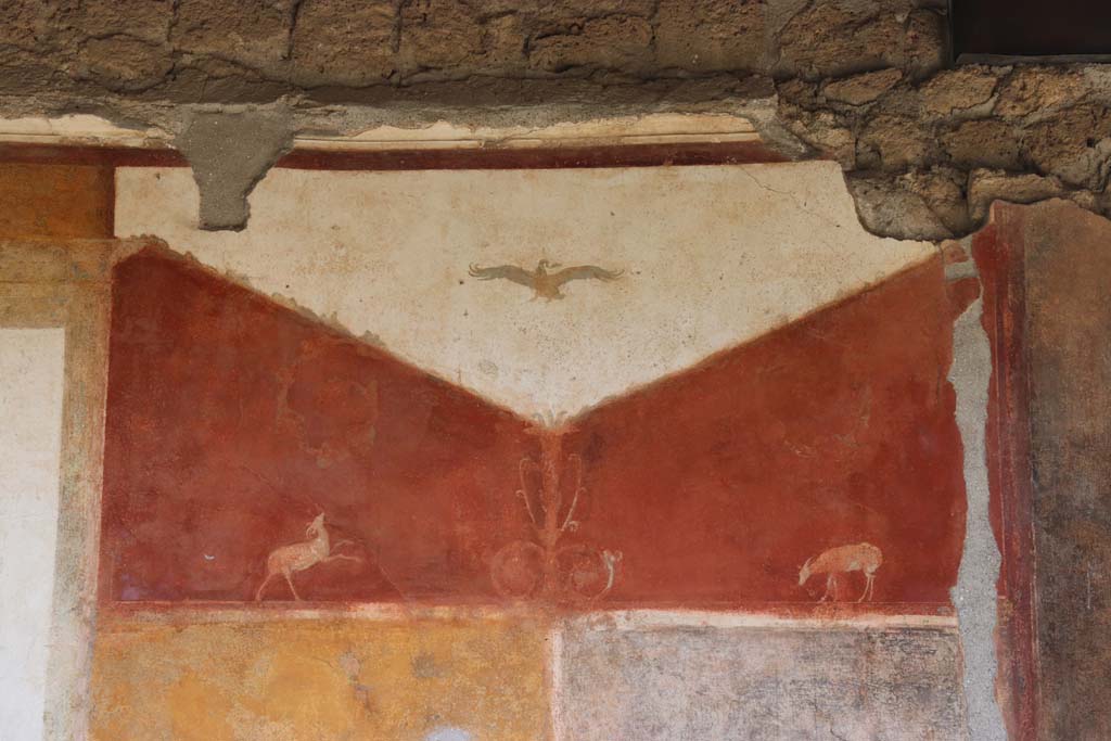 II.3.3 Pompeii. September 2017. Room 11, west portico, detail of painted decoration above doorway to room 13, cubiculum.
Photo courtesy of Klaus Heese.