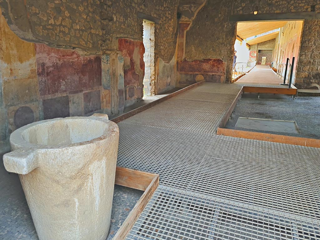 II.4.3 Pompeii. House of Julia Felix (Giulia Felice). December 2004. Atrium walls and door to II.4.4.