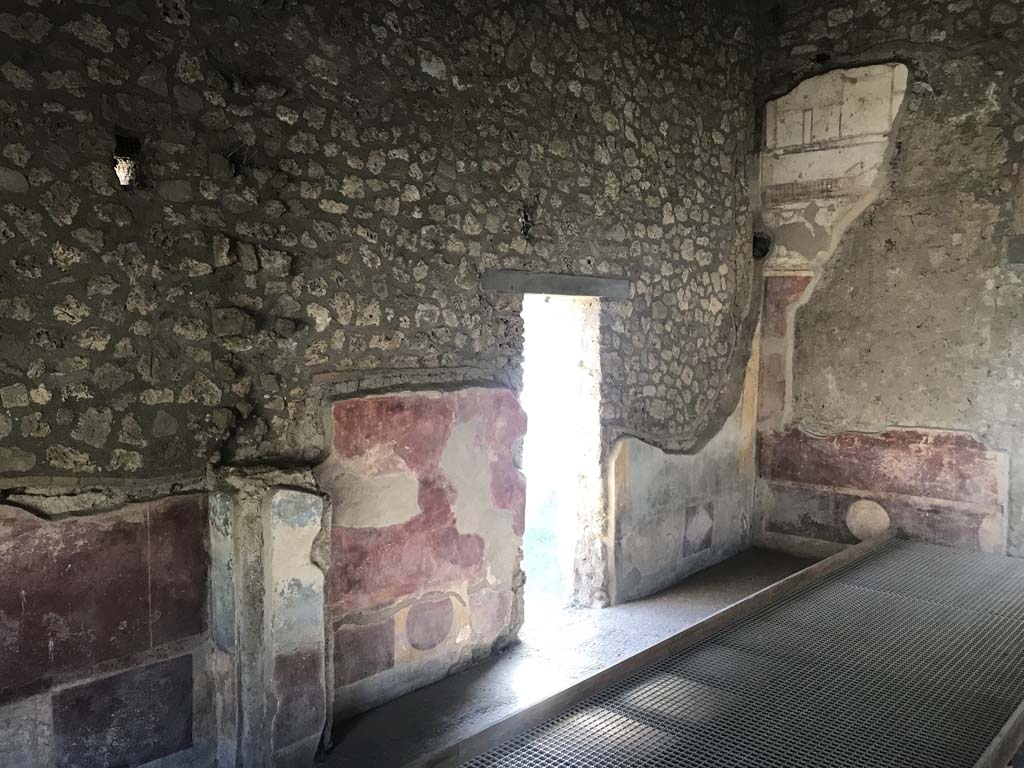 II.4.3 Pompeii. House of Julia Felix (Giulia Felice). Part of the “Forum Frieze” found in the atrium. Two women in front of a group of people, looking at or giving alms to a man with a dog. Now in Naples Archaeological Museum. Inventory number 9059.
