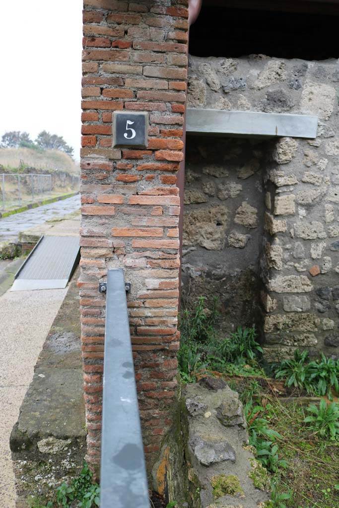 II.4.5 Pompeii. December 2018.
East side of entrance doorway, with recess in east wall. Photo courtesy of Aude Durand.
