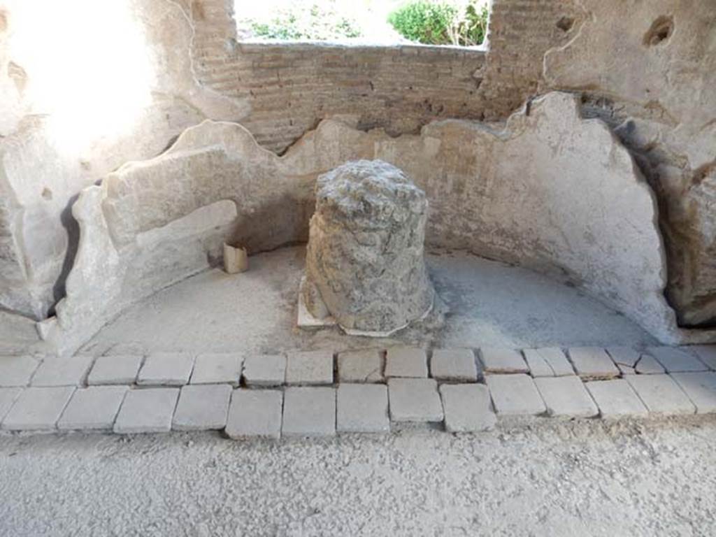 II.4.6 Pompeii. May 2017. South end of caldarium, with window to garden area.
Photo courtesy of Buzz Ferebee.