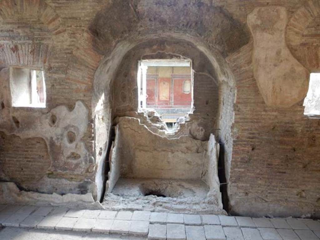 II.4.6 Pompeii. May 2017. West end of caldarium, with window to garden and peristyle area. Photo courtesy of Buzz Ferebee.