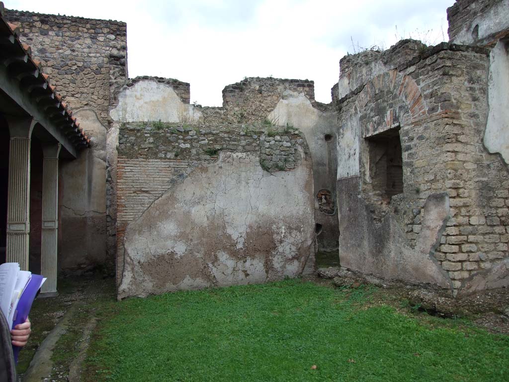 II.4.6 Pompeii. December 2006.
Portico on left, and caldarium on right (with window). Looking north towards south exterior wall of “cisterna 62” or tank 62.