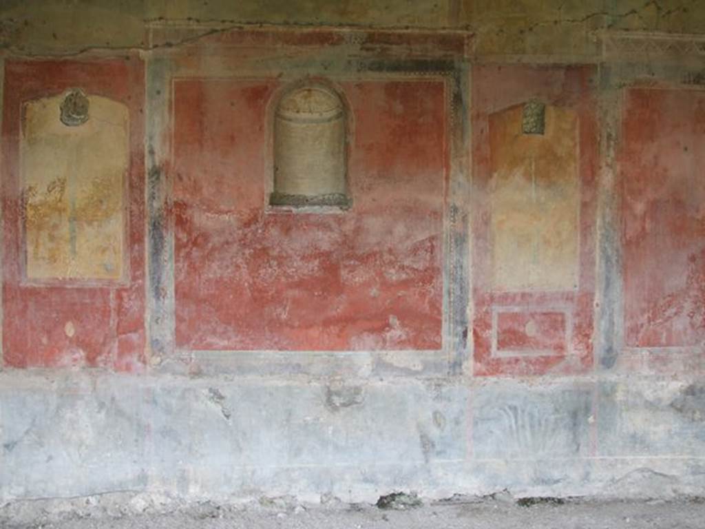 II.4.6 Pompeii. December 2006. Wall decoration and niche in portico