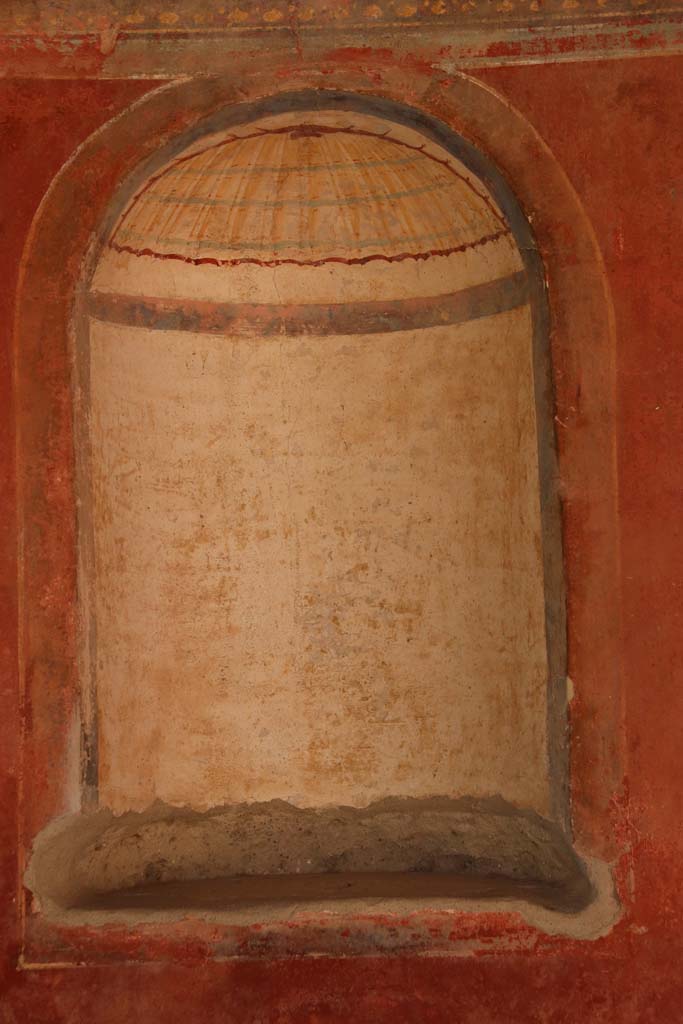 II.4.6 Pompeii. September 2019. Detail of niche in west wall of portico. Photo courtesy of Klaus Heese.