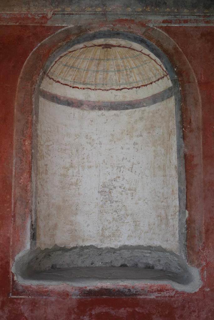 II.4.6 Pompeii. December 2018.
Detail of painted niche in west wall of portico. Photo courtesy of Aude Durand.