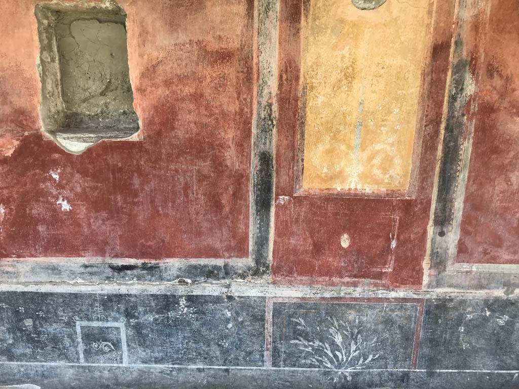 II.4.6 Pompeii. April 2019. Detail of painted wall decoration on west wall in portico.
Photo courtesy of Rick Bauer.