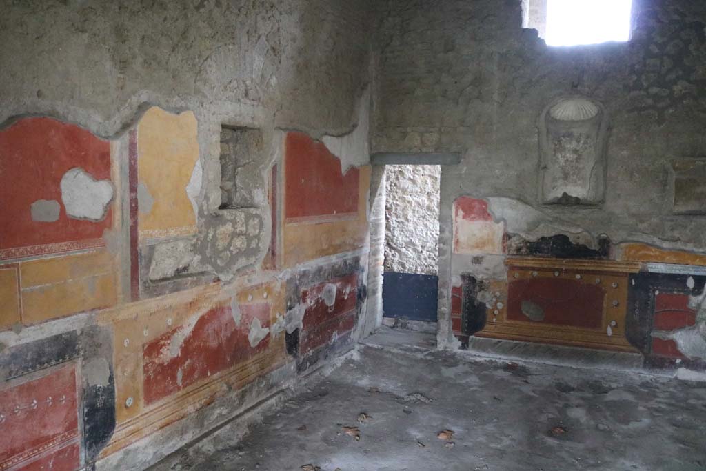 II.4.6 Pompeii. December 2018. Room on north side of summer triclinium.
Looking towards south wall with niche, and doorway in south-west corner to rear corridor. Photo courtesy of Aude Durand.