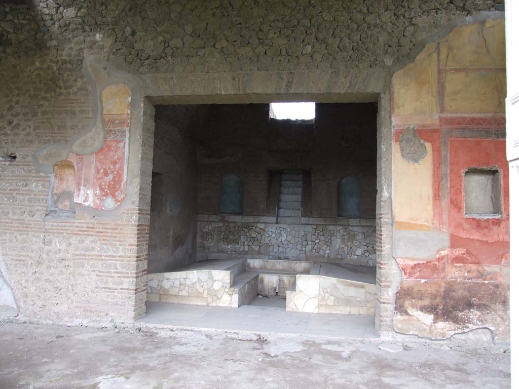 II.4.6 Pompeii. December 2006. Summer triclinium with cascade fountain, looking west from portico.
The niche on the left of the doorway was described as in “ambiente 85”.
In May 1755, near 85 a small niche in the wall of the portico, 47 fragments of terracotta were found in the ash, relating to two figures.
When restored, they showed la Carita Romana, the roman charity.
Now in Naples Archaeological Museum, inventory number 22580.
See Pagano, M. and Prisciandaro, R., 2006. Studio sulle provenienze degli oggetti rinvenuti negli scavi borbonici del regno di Napoli. Naples: Nicola Longobardi.
(Vol.1, p.16 dated 1st June 1755, and Vol.2, p.341, fig.93 in Rami inediti)