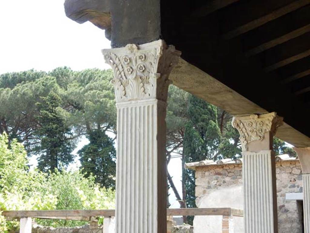 II.4.6 Pompeii. May 2016. Detail from columns on west portico, looking south-east.
Photo courtesy of Buzz Ferebee.