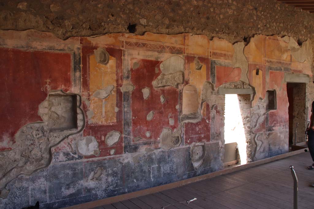 II.4.6 Pompeii. September 2019. Looking towards painted west wall of portico, at its southern end.
The doorway of the room, pictured below, is on the right. Photo courtesy of Klaus Heese.