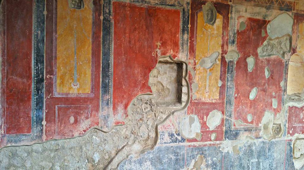 II.4.6 Pompeii. 2016/2017. Painted decoration in west portico at south end. Photo courtesy of Giuseppe Ciaramella.