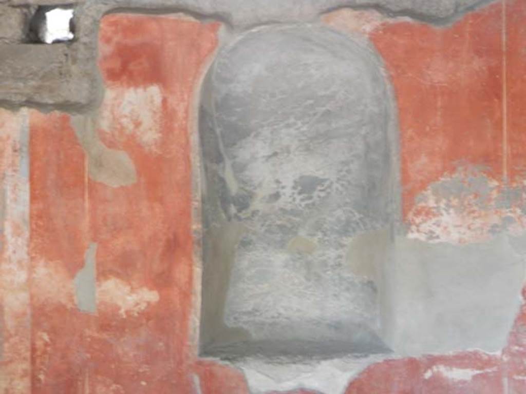 II.4.6 Pompeii. May 2016. Detail of niche on west wall of room at south end of portico. Photo courtesy of Buzz Ferebee.