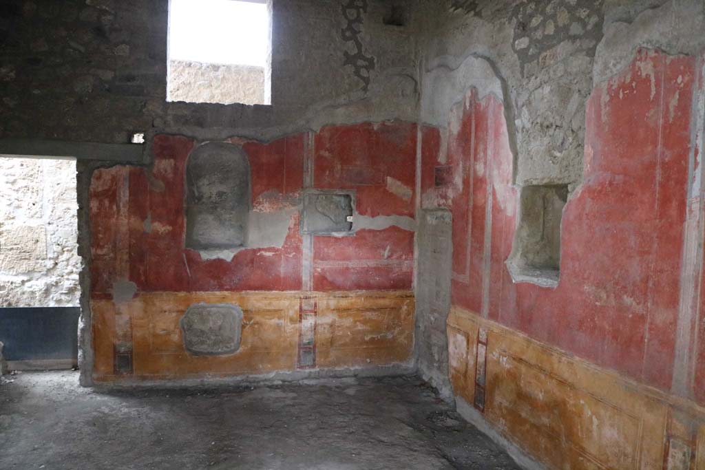 II.4.6 Pompeii. December 2018.
Looking towards west wall, north-west corner and north wall of room at south end of portico. Photo courtesy of Aude Durand.