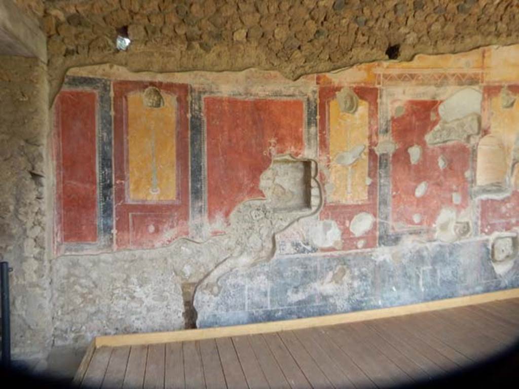 II.4.6 Pompeii. May 2016. West wall of portico at its southern end, near doorway to II.4.10, on left.
Photo courtesy of Buzz Ferebee.