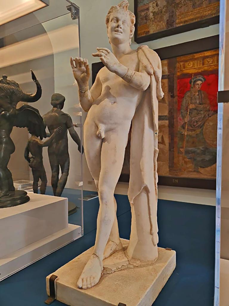 II.4.6 Pompeii. October 2023.
Marble statue of Satyr playing a flute, (flute missing). Photo courtesy of Giuseppe Ciaramella.
Found on east side of pool in garden area, on 7th September 1755.
Now in Naples Archaeological Museum, inv. 6343.
On display in “L’altra MANN” exhibition, October 2023, at Naples Archaeological Museum.