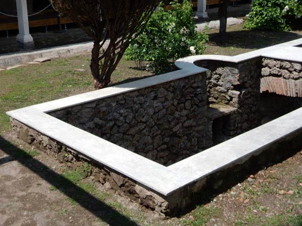 II.4.6 Pompeii. May 2016. Detail from euripus, or water feature, looking north-west.
Photo courtesy of Buzz Ferebee.