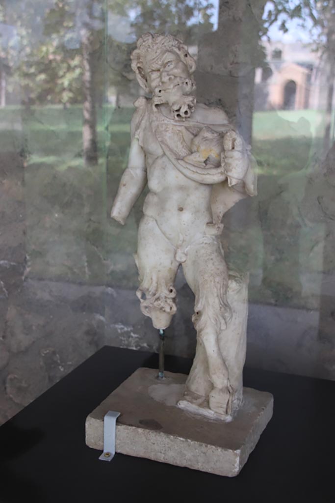 II.4.2/6 Pompeii. Pompeii. October 2022.
Statuette of marble Pan found at the north end of the pool. Photo courtesy of Klaus Heese