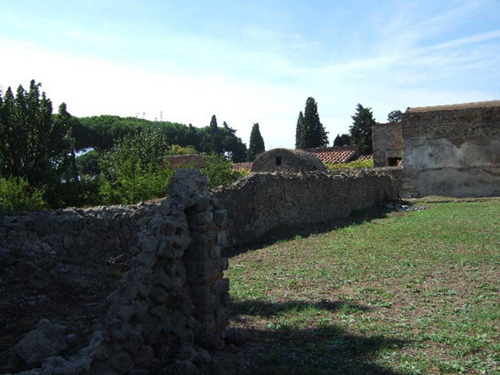 II.4.8 Pompeii. September 2005. Garden, looking south west from II.4.8.