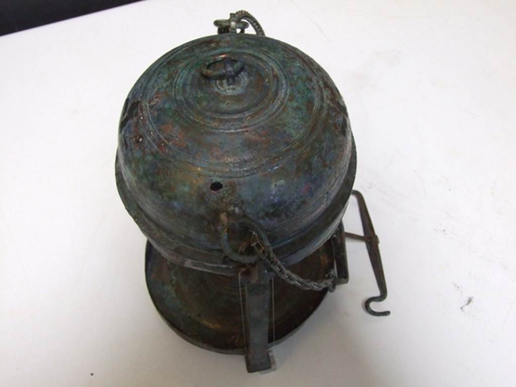 II.4.8 Pompeii. March 2009. Bronze lantern. Top view. SAP inventory number 5798.