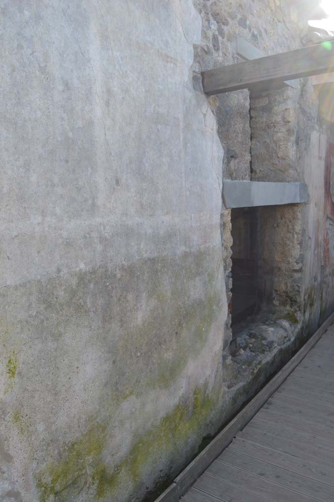 II.4.10 Pompeii. March 2019. Looking west with detail of exterior wall, leading to west portico of garden area.
Foto Taylor Lauritsen, ERC Grant 681269 DÉCOR.