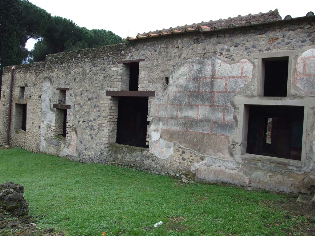 II.4.10 Pompeii. December 2006. East exterior wall of domus showing large windows of two bedrooms on the left.
The tablinum is in the middle and the biclinium on the right.
