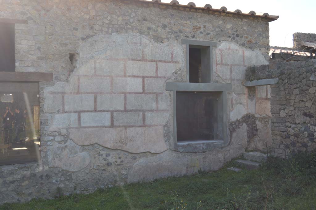 II.4.10 Pompeii. March 2019.
Looking west towards exterior façade with window to the tablinum, on left, and biclinium, on right.
The steps and doorway leads into the garden area and west portico.
Foto Taylor Lauritsen, ERC Grant 681269 DÉCOR.