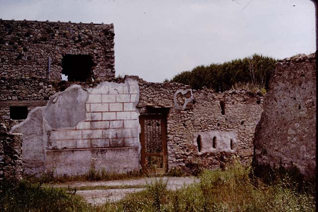 II.4.10 Praedia di Giulia Felice (Julia Felix).  Front wall showing multiple layers of graffiti.
