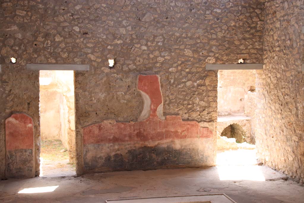 II.4.10 Pompeii. September 2019. Looking towards south side of atrium, with kitchen doorway, on right.
Photo courtesy of Klaus Heese.