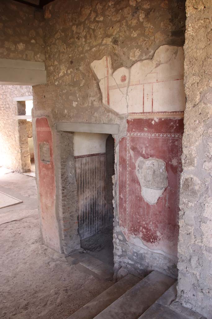 II.4.10 Pompeii. September 2019.
Looking towards doorway to room on west side of steps from portico to atrium.
Photo courtesy of Klaus Heese.
