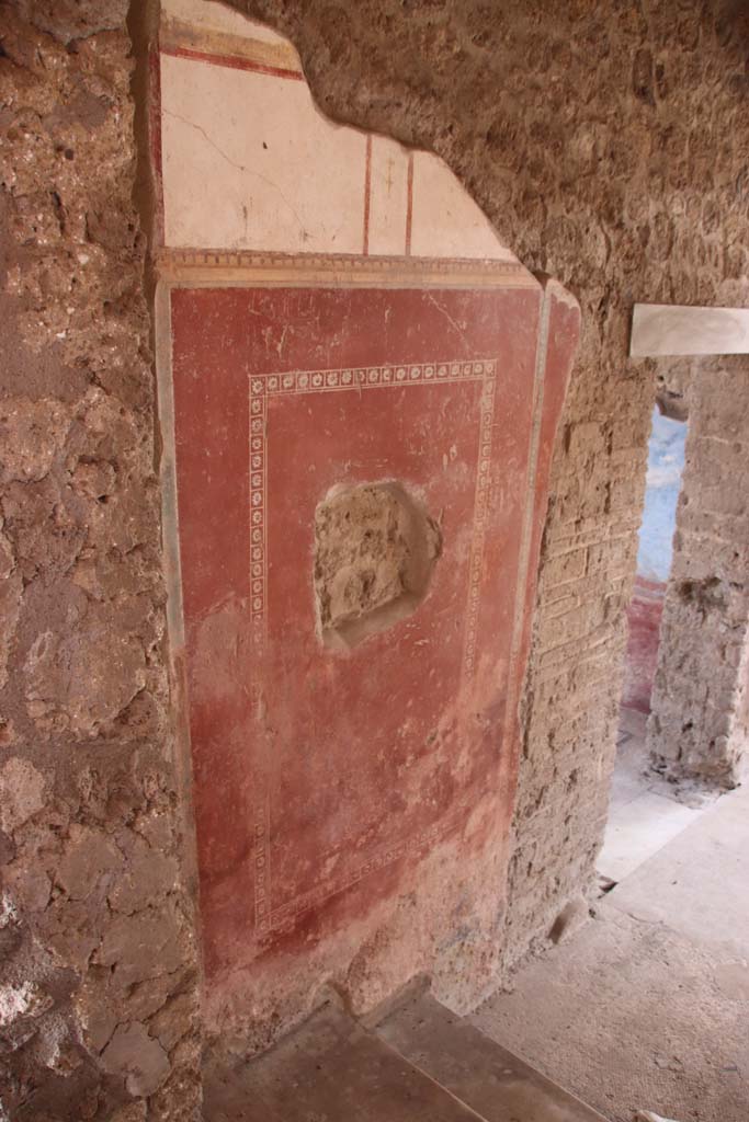 II.4.10 Pompeii. September 2019. Detail of painted decoration on east wall near steps from west portico.
Photo courtesy of Klaus Heese.
