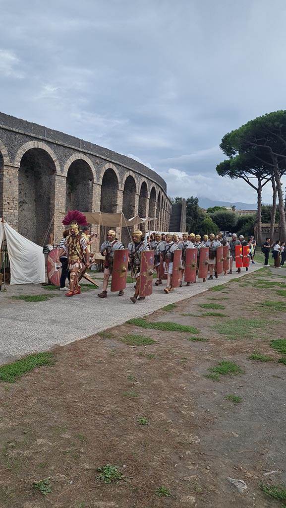 II.6 Pompeii. 28th September 2024.
Looking south-east on Piazzale Anfiteatro. Marching legionaries during “Ludi Pompeiani” event.
Photo courtesy of Giuseppe Ciaramella.