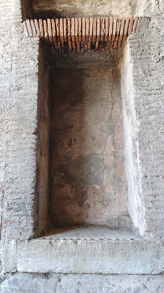 II.6 Pompeii. August 2021.
Large rectangular niche with inscription, on east side of corridor.
Foto Annette Haug, ERC Grant 681269 DÉCOR.