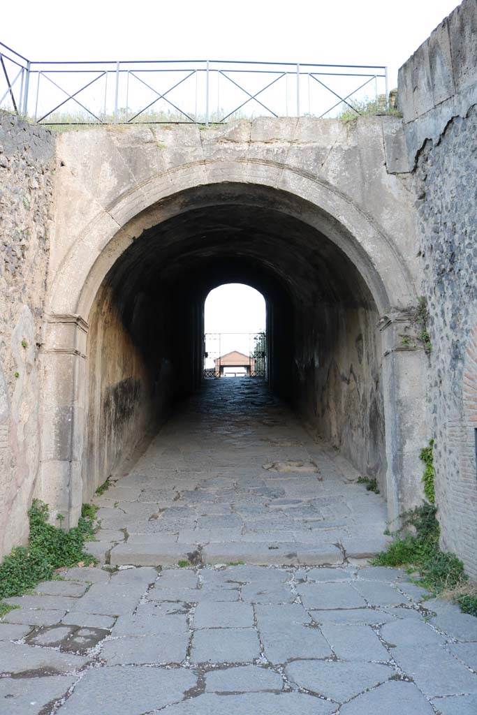II.6 Pompeii. December 2018.
Looking north through the north entrance corridor. Photo courtesy of Aude Durand.