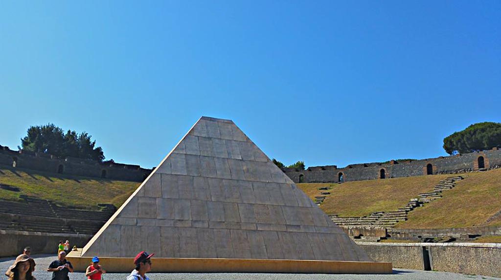 II.6 Pompeii. 2015/2016.
“Temporary pyramid” in amphitheatre, used for exhibition of plaster-casts. Photo courtesy of Giuseppe Ciaramella.