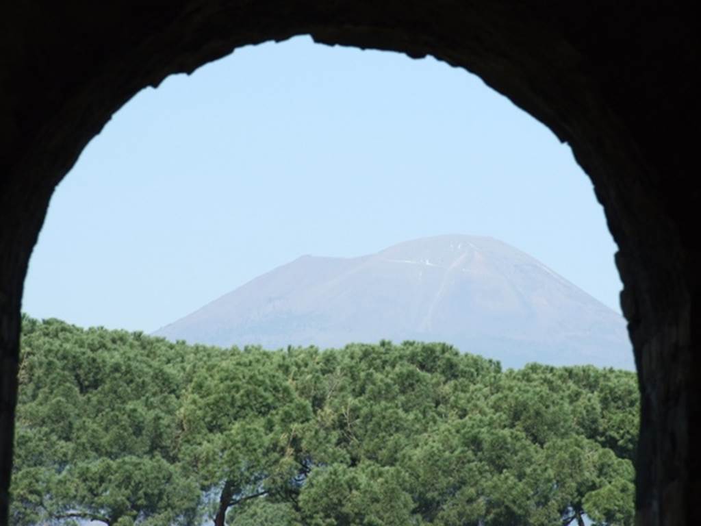 II.6 Pompeii. March 2009. Vesuvius from the Amphitheatre.