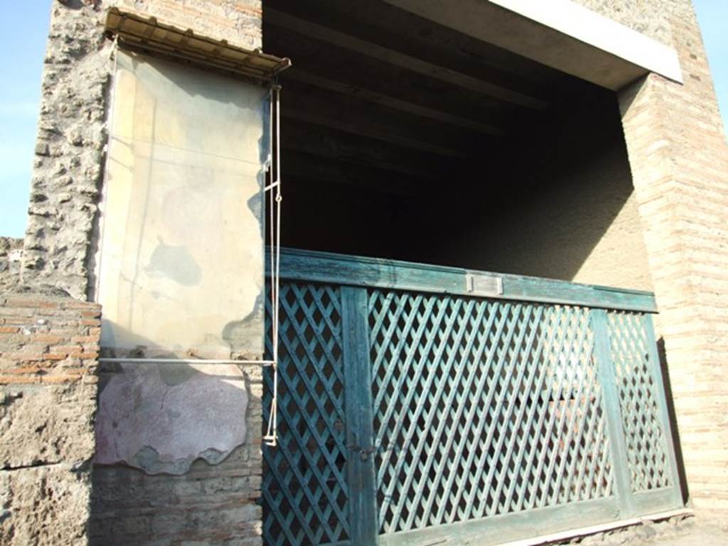 III.3.6 Pompeii. Schola Armaturarum Iuventutis Pompeianae. December 2007. Remains of wall painting to the left of the entrance.