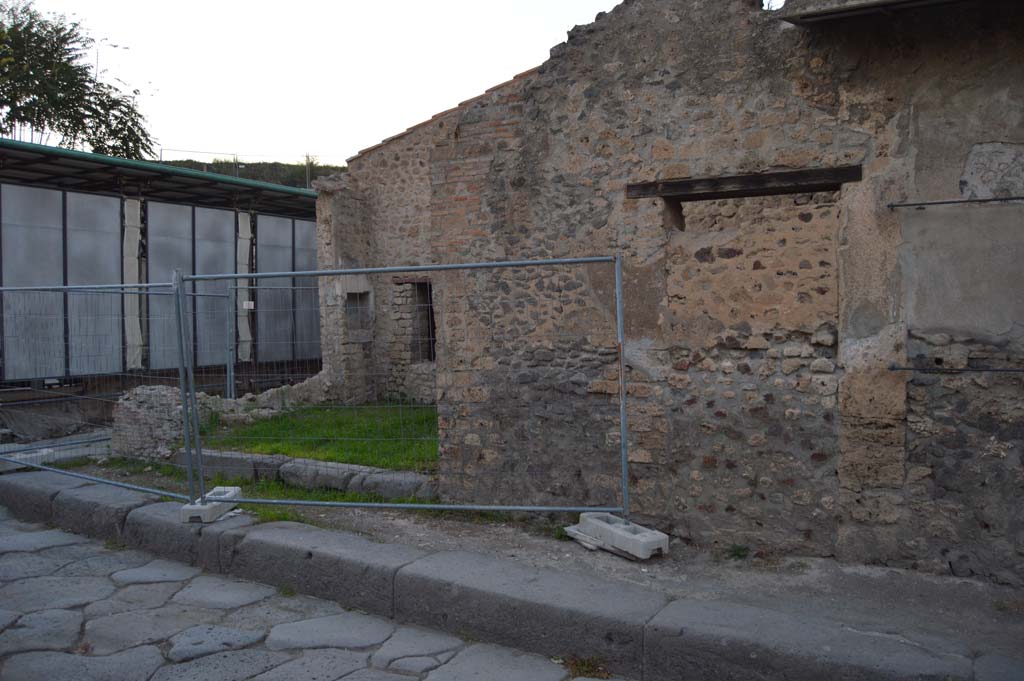 III.4.1 Pompeii. September 2015. Looking towards threshold and remains of entrance doorway.