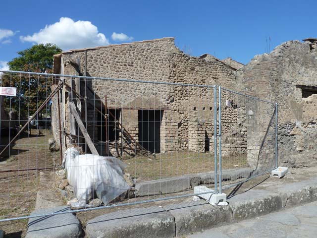 III.4.1 Pompeii. October 2017. Looking towards niche in north-west corner, and remains of west wall of workshop.
Foto Taylor Lauritsen, ERC Grant 681269 DÉCOR.
