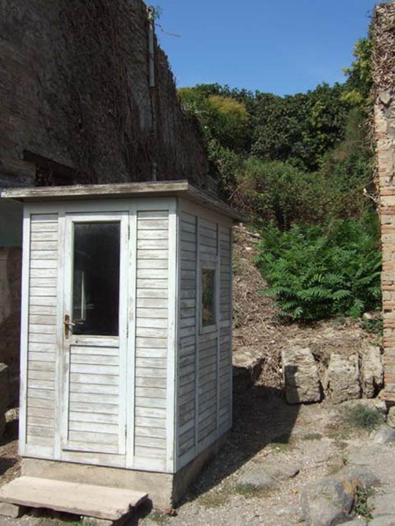 III.4 Pompeii. Unnamed vicolo looking north. September 2005.  III.5.1.
In the vicolo between insula 4 and 5 were inscriptions in which the owners of the buildings invoked the wrath of Jupiter on those who defecated here.
�Cacator cave malum� is written twice [CIL IV 7714 and 7715] and also a third �Cacator, cave malum, aut, si contemseris, habeas Jovem iratum� [CIL IV 7716].
See Della Corte, M., 1965.  Case ed Abitanti di Pompei. Napoli: Fausto Fiorentino. (p. 367).
See Varone, A. and Stefani, G., 2009. Titulorum Pictorum Pompeianorum, Rome: L�erma di Bretschneider, (p.273-276)
