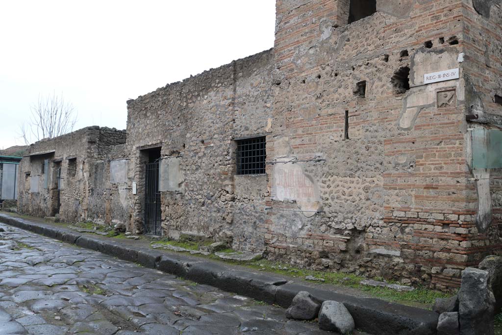 III.4.3 Pompeii, centre left/right. December 2018.
Looking west along insula III.4, on north side of Via dell’Abbondanza. Photo courtesy of Aude Durand.