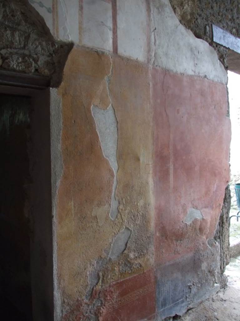 III.4.b. Pompeii. March 2009. Portico area. Painted wall between rooms 5 and 6.
